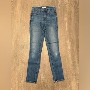 MADEWELL 10” HIGH RISE SKINNY JEANS WITH DISTRESSED KNEE - Size 25